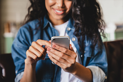 femme avec un téléphone portable